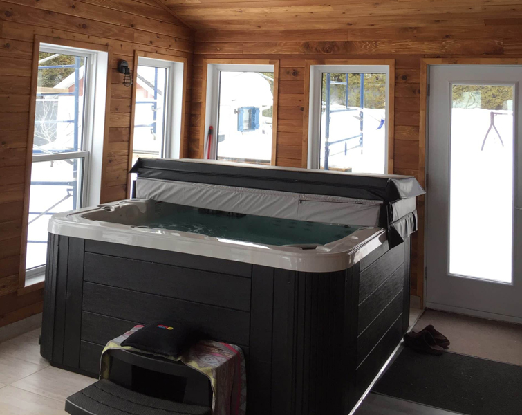 Installation d'un spa intérieur résidentielle.